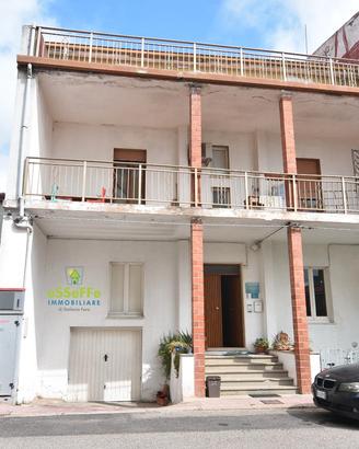 Piano terra abitabile con cortile privato