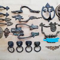 Lotto di maniglie e fregi mobili d'epoca