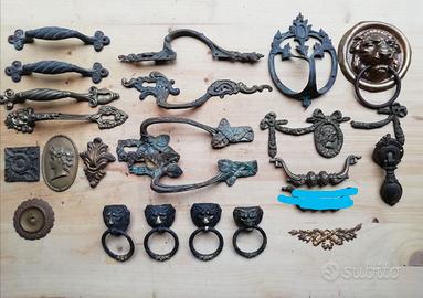 Lotto di maniglie e fregi mobili d'epoca