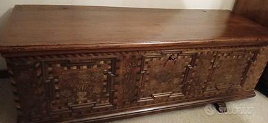 antica cassapanca dipinta in legno di noce