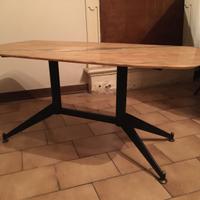 Tavolino vintage con top in marmo rosa