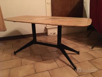 Tavolino vintage con top in marmo rosa