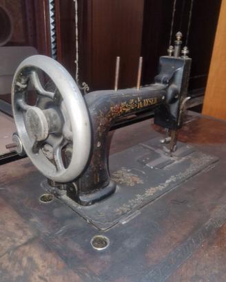Antica macchina da cucire Kayser a pedale con base