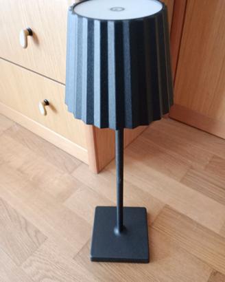 Lampada a led ricaricabile con cavetto