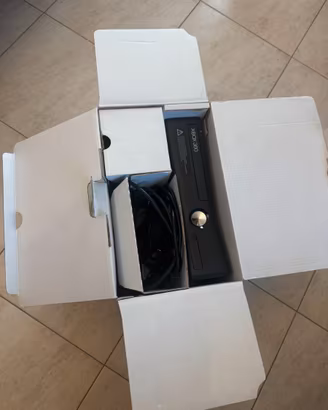 Xbox 360 Slim + 3 giochi + accessori, poco usata