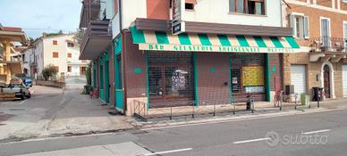 locale commerciale  fronte strada 