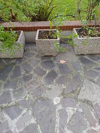 Fioriera in cemento con rifinitura in ghiaia