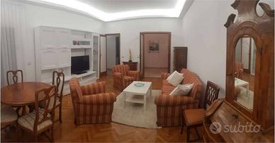 Appartamento di 120 m² con 5 locali e posto auto a