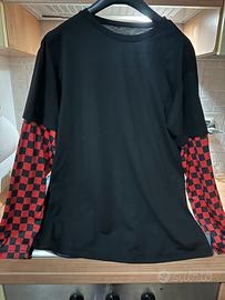 Maglia bicolore stile grunge rossa e nera