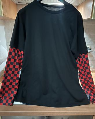 Maglia bicolore stile grunge rossa e nera