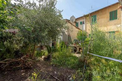 Casa indipendente di 224 m² con più di 5 locali a 