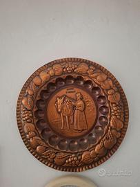 Piatto decorativo da parete in rame sbalzato