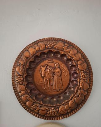 Piatto decorativo da parete in rame sbalzato