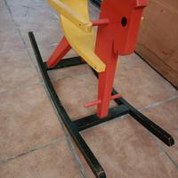 cavallo a dondolo di legno