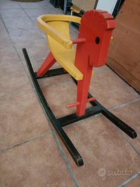 cavallo a dondolo di legno