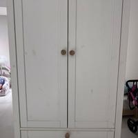 Armadio IKEA Sundvik bianco con pomelli in legno