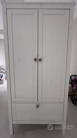 Armadio IKEA Sundvik bianco con pomelli in legno