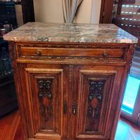 Mobile antico in legno intarsiato.