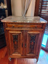 Mobile antico in legno intarsiato.