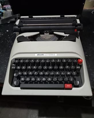 macchina da scrivere Olivetti 