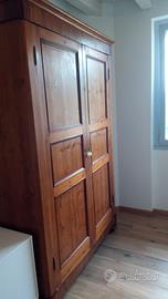 Armadio di antiquariato in legno-giá restaurato