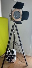 Lampada da terra stile cinema su treppiede