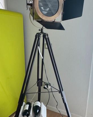 Lampada da terra stile cinema su treppiede