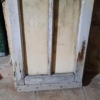 antica finestra in legno con scuri da restaurare 
