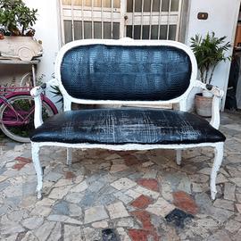 Piccolo divanetto antico in legno da restauro 