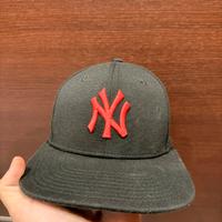 cappello new era nero e rosso regolabile