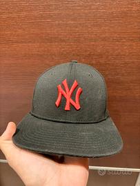 cappello new era nero e rosso regolabile