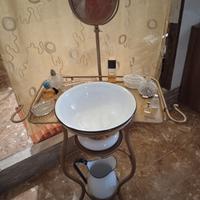 mobiletto antico con lavabo e brocca