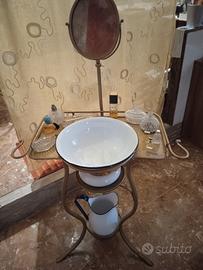 mobiletto antico con lavabo e brocca