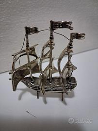 1 Galeone in arg 800 3 vele cm. 5.5 x h. 5 g. 34,9