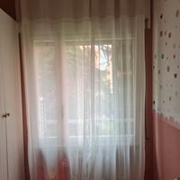 Tenda bianca e beige con bastoni