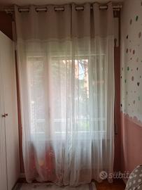 Tenda bianca e beige con bastoni