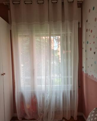 Tenda bianca e beige con bastoni