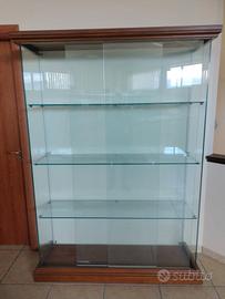 vetrina in legno e vetro