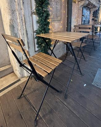 Tavoli e sedie in legno