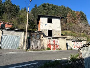 Casa in alta montagna con vista Alpi Apuane