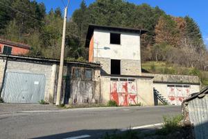 Casa in alta montagna con vista Alpi Apuane