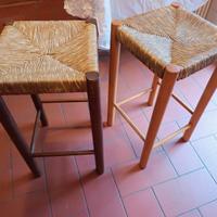 Sgabelli in legno impagliati