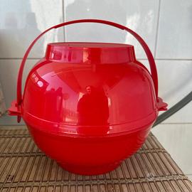 Insalatiera da viaggio rossa con bicchieri bianchi