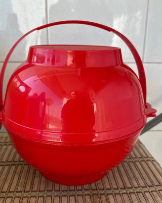 Insalatiera da viaggio rossa con bicchieri bianchi