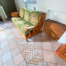 Divano letto e credenza in legno massello