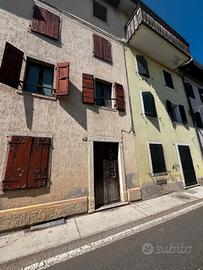 Ampia casa da ristrutturare con mansarda e fienile