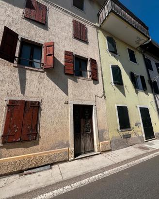 Ampia casa da ristrutturare con mansarda e fienile