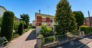 CASA SINGOLA CON DUE UNITÀ ABITATIVE, AMPIO GIARDI