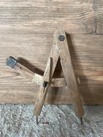 Piccolo compasso antico in legno da falegname
