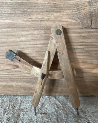 Piccolo compasso antico in legno da falegname